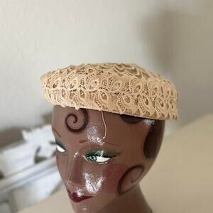 VINTAGE 1950s BEIGE LACE PILLBOX HAT WOMENS FLORAL FASCINATOR ACCESSORY